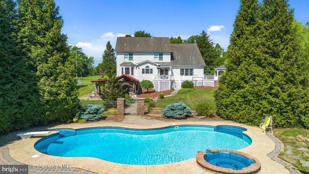 562 COUNTRY CLUB ROAD Easton, PA 18045