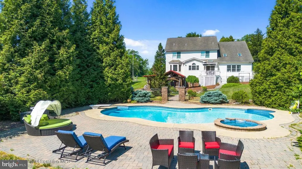 562 COUNTRY CLUB ROAD Easton, PA 18045