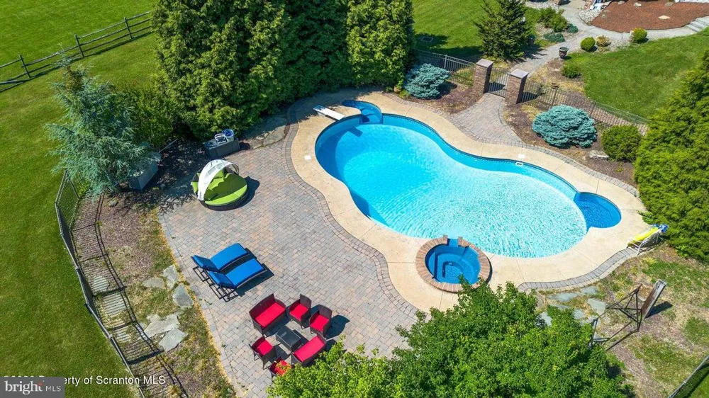 562 COUNTRY CLUB ROAD Easton, PA 18045