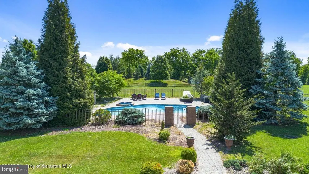 562 COUNTRY CLUB ROAD Easton, PA 18045