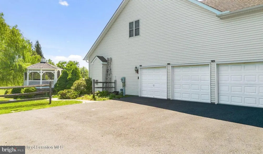 562 COUNTRY CLUB ROAD Easton, PA 18045