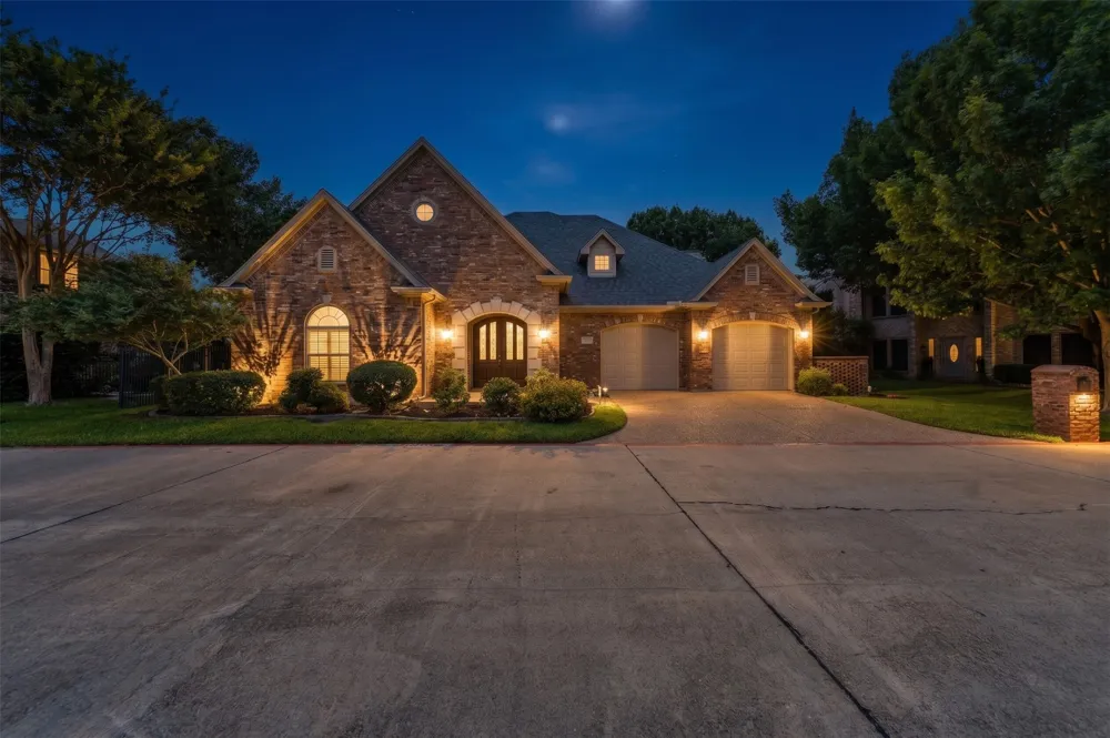 5974 River Bend Drive Benbrook, TX 76132