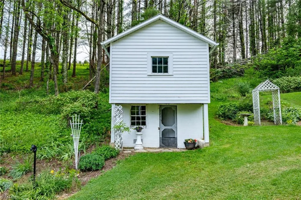 8693 NC Highway 88 E Laurel Springs, NC 28644