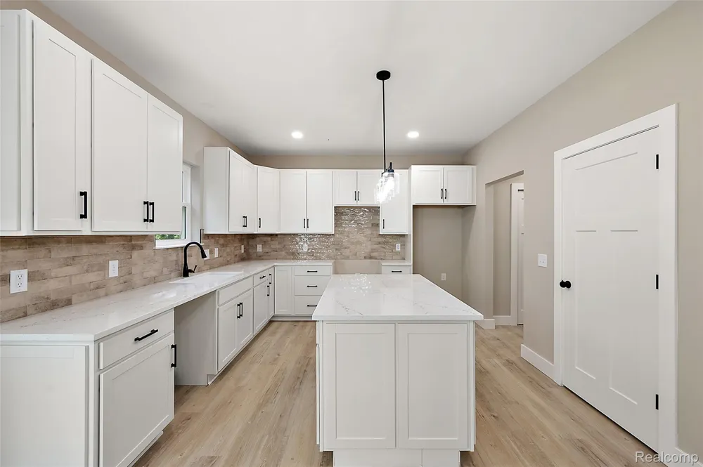 9355 Andersonville Road Springfield Charter Township, MI 48346