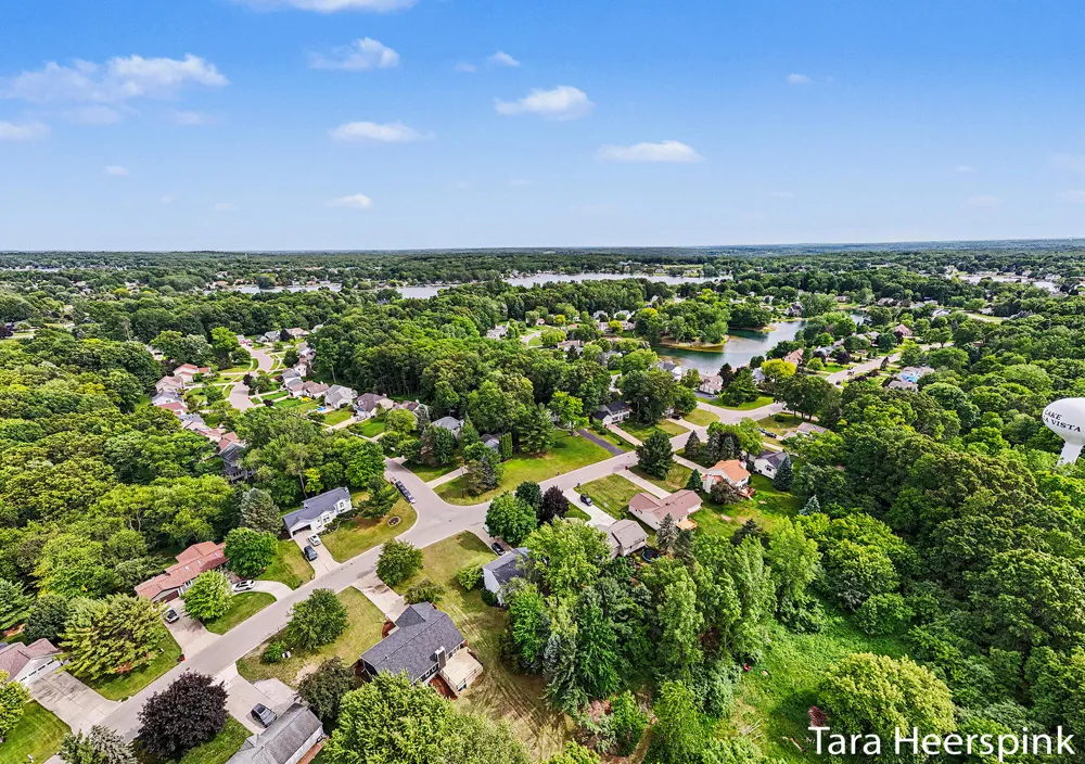 6237 Arroyo Vista Drive NE Cannon Township, MI 49341