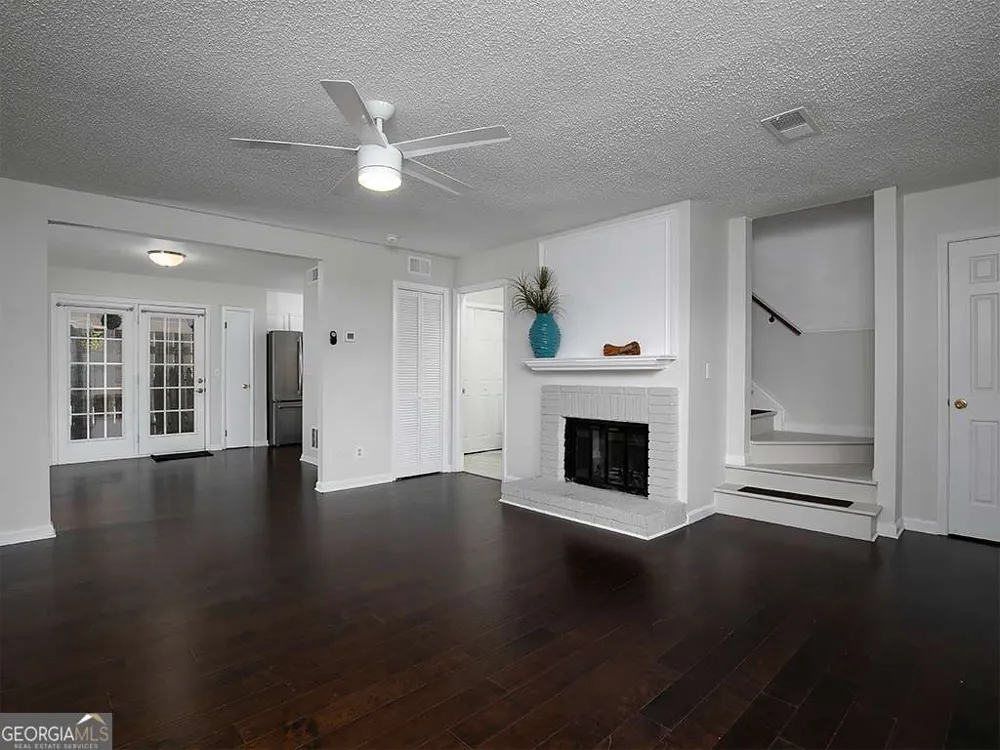 1018 Old Holcomb Bri RD Roswell, GA 30076
