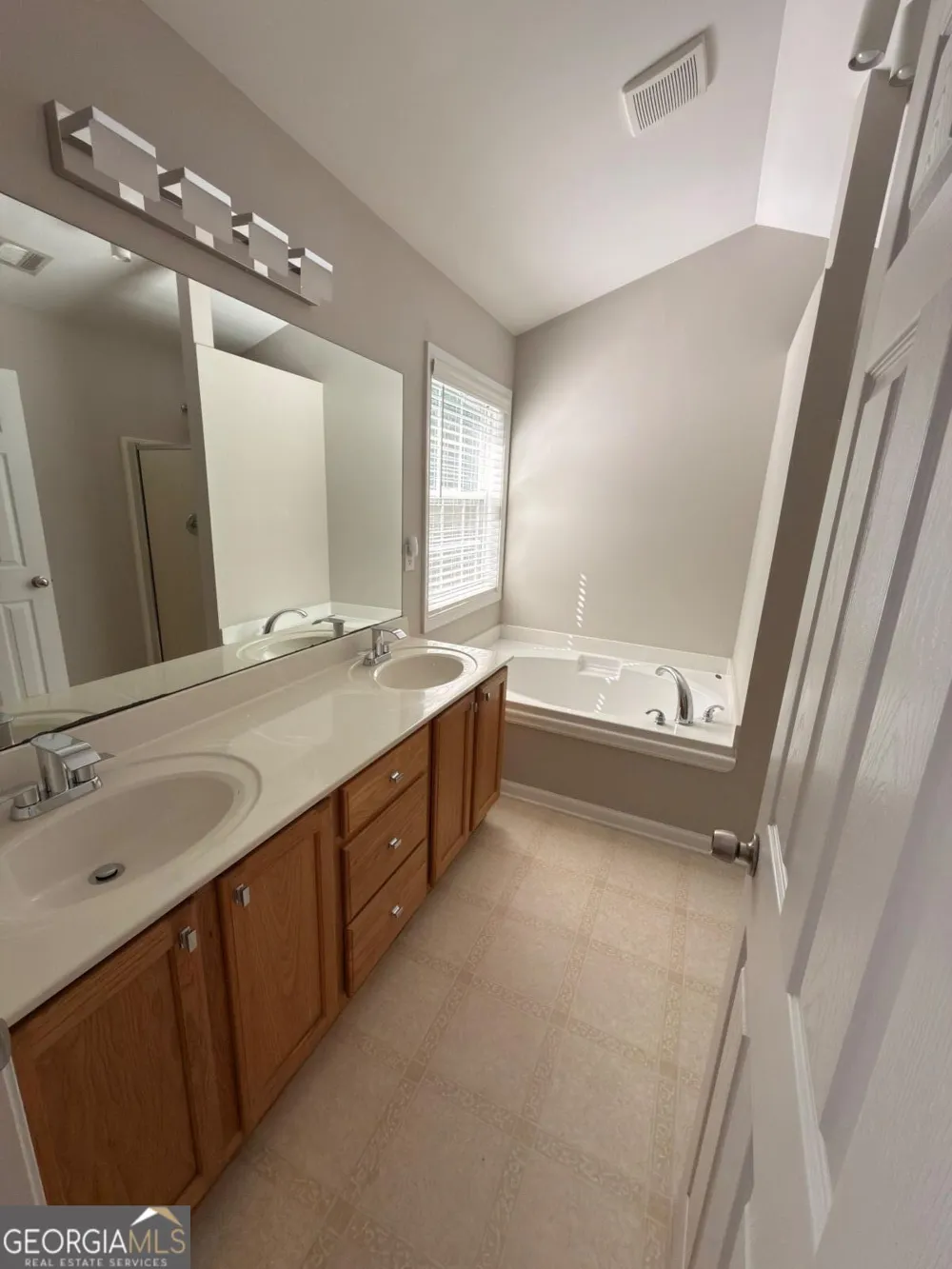 5706 Amberside LN Sugar Hill, GA 30518