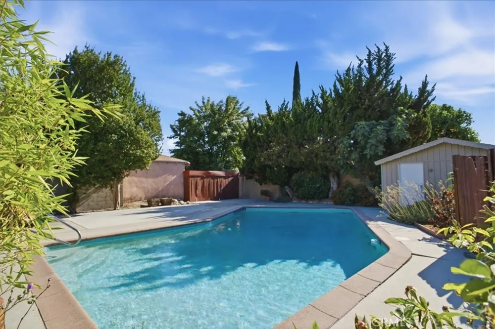7007 Whitaker Lake Balboa, CA 91406