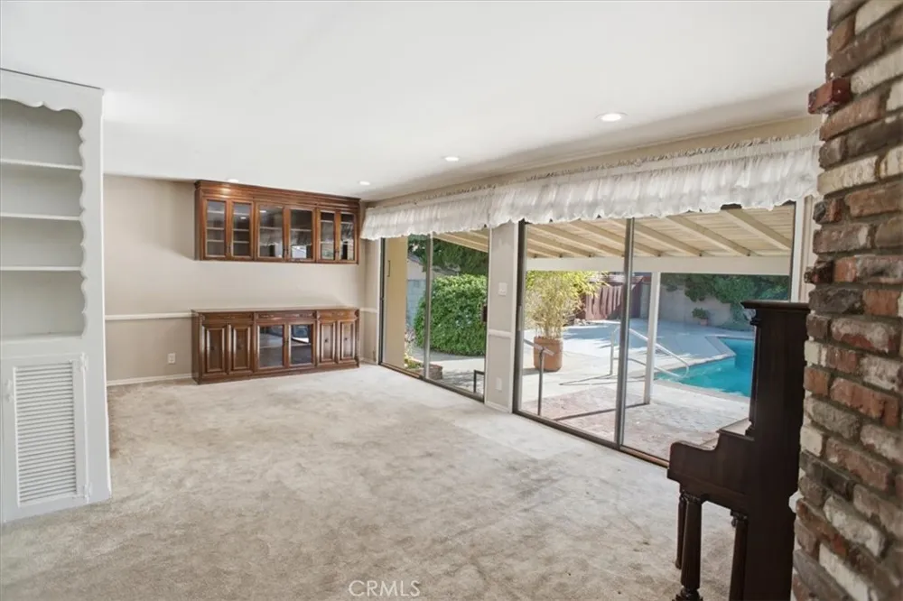 7007 Whitaker Lake Balboa, CA 91406