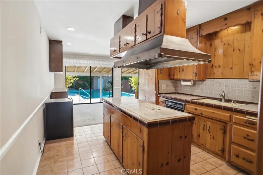 7007 Whitaker Lake Balboa, CA 91406