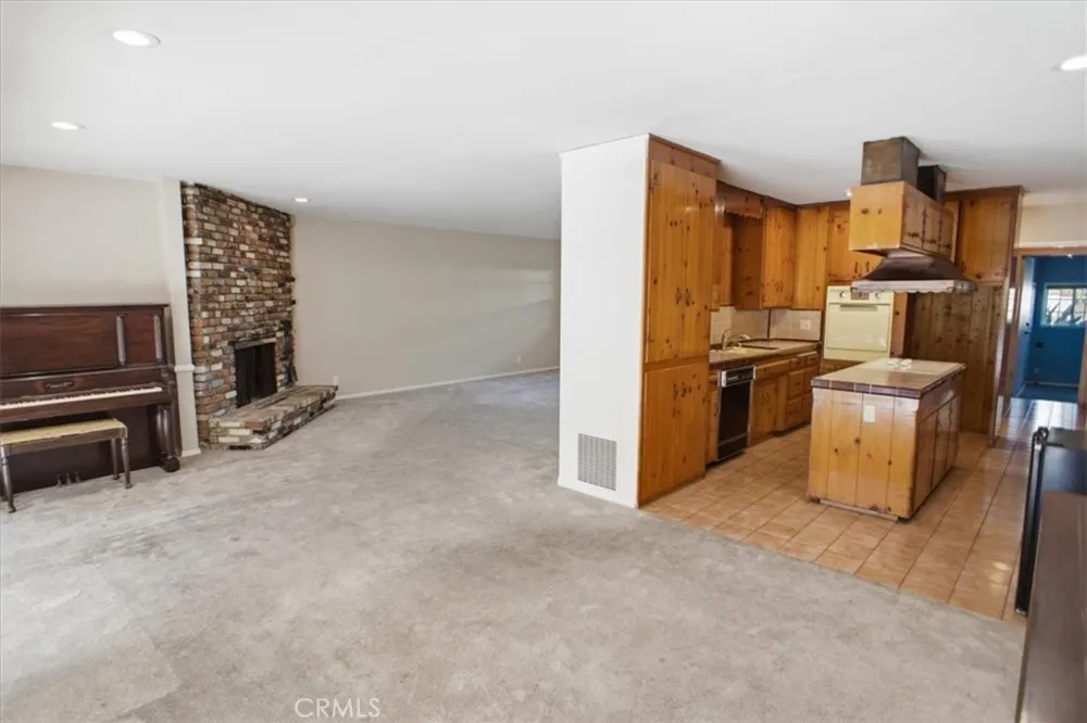 7007 Whitaker Lake Balboa, CA 91406