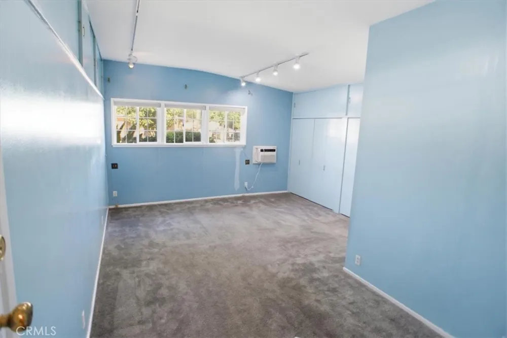 7007 Whitaker Lake Balboa, CA 91406