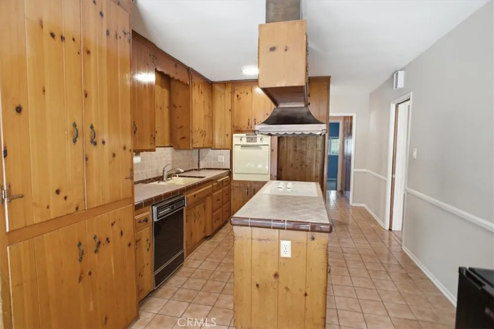 7007 Whitaker Lake Balboa, CA 91406