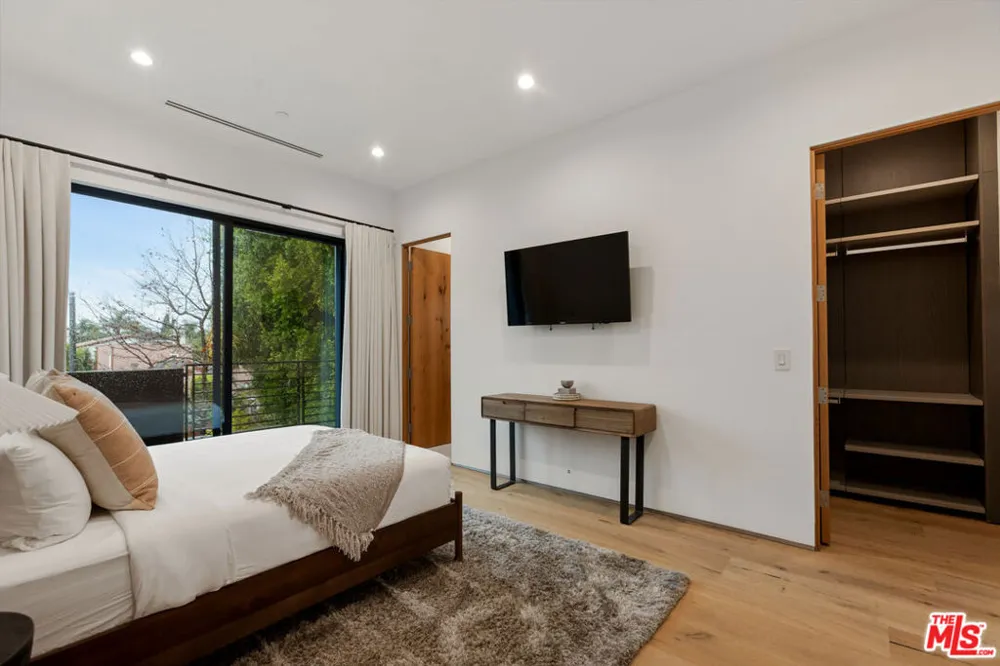356 La Jolla Avenue Los Angeles, CA 90048