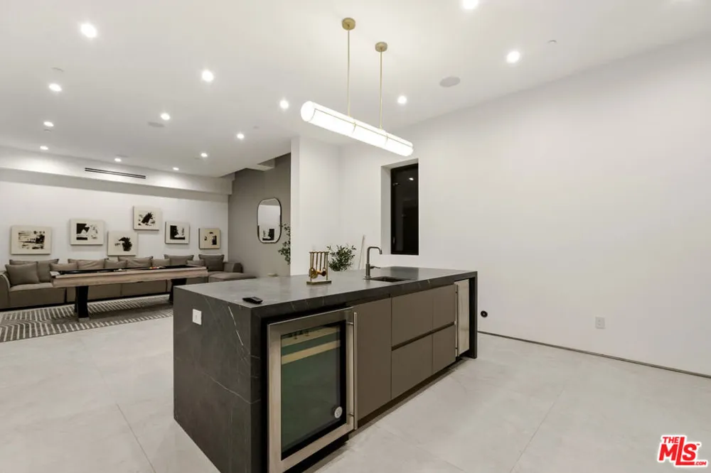 356 La Jolla Avenue Los Angeles, CA 90048