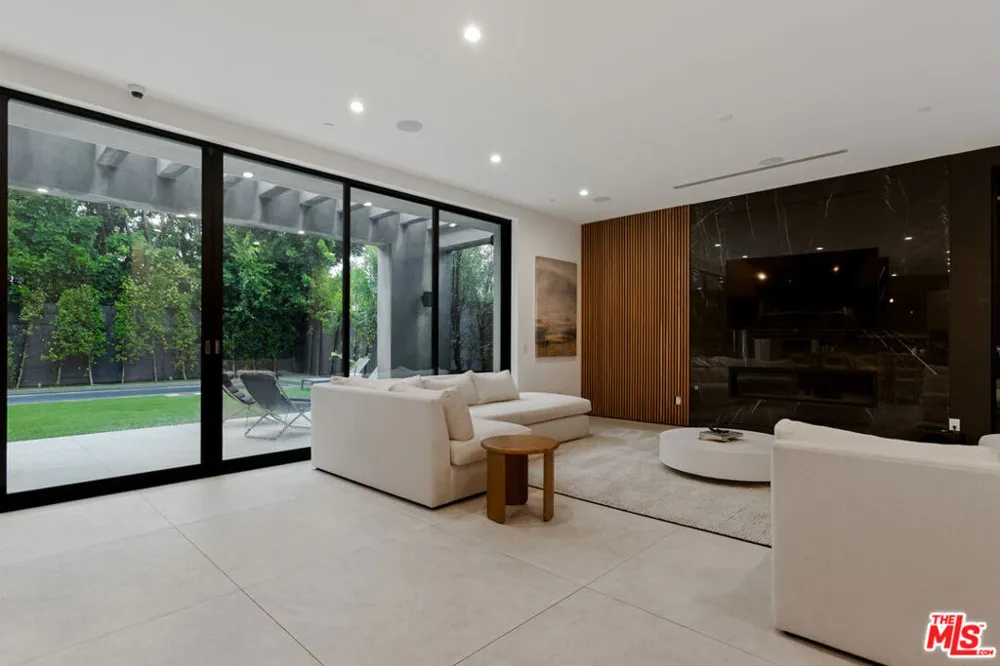 356 La Jolla Avenue Los Angeles, CA 90048