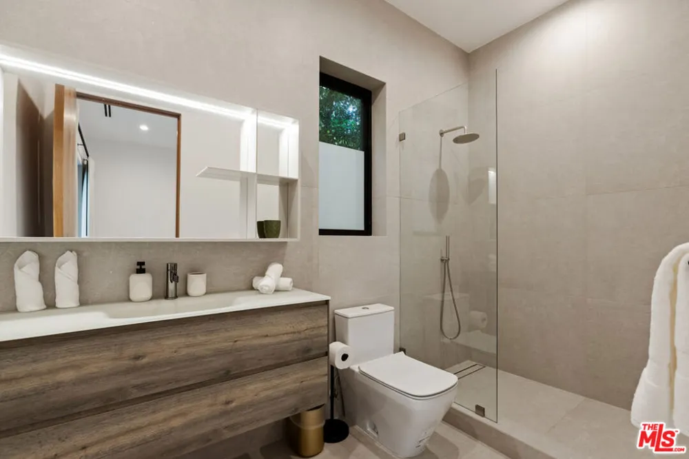 356 La Jolla Avenue Los Angeles, CA 90048