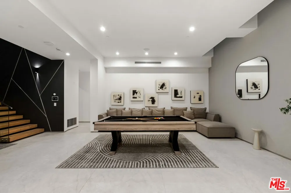 356 La Jolla Avenue Los Angeles, CA 90048