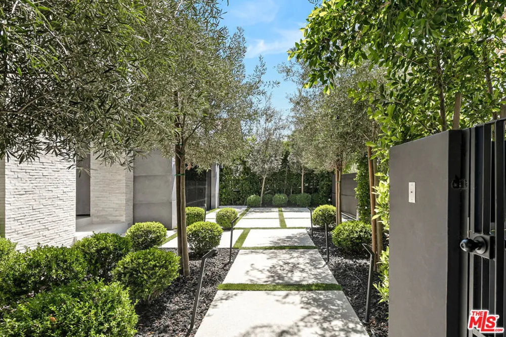 356 La Jolla Avenue Los Angeles, CA 90048