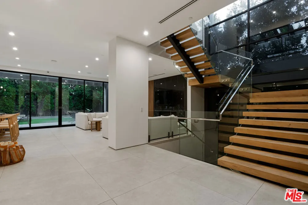 356 La Jolla Avenue Los Angeles, CA 90048