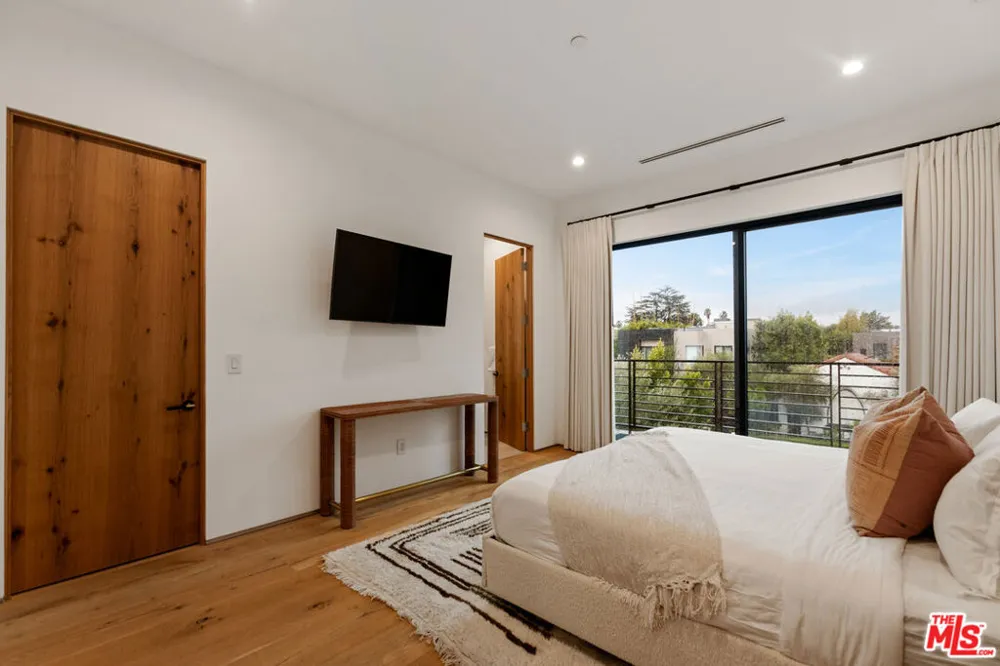 356 La Jolla Avenue Los Angeles, CA 90048