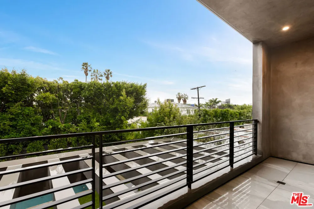 356 La Jolla Avenue Los Angeles, CA 90048