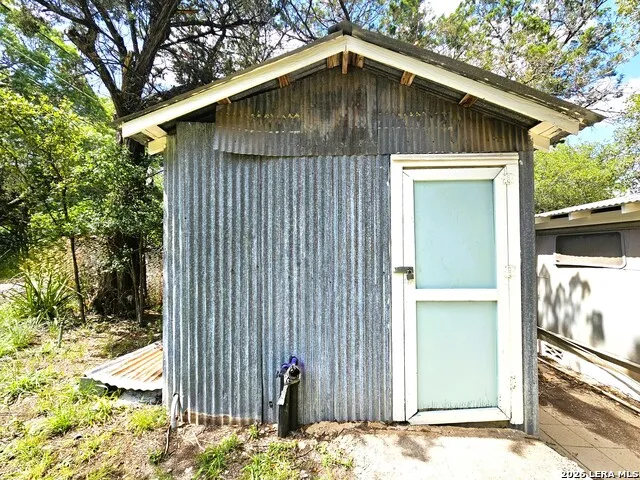 12064 Park Road 37 Lakehills, TX 78063