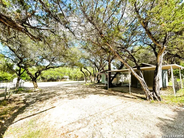 12064 Park Road 37 Lakehills, TX 78063