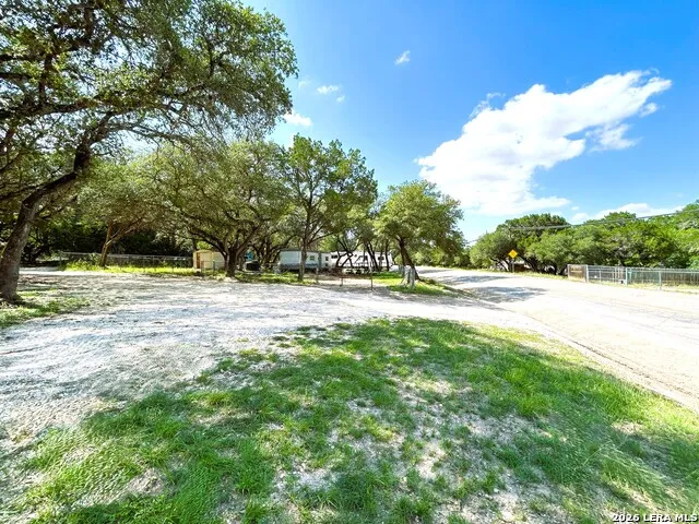 12064 Park Road 37 Lakehills, TX 78063
