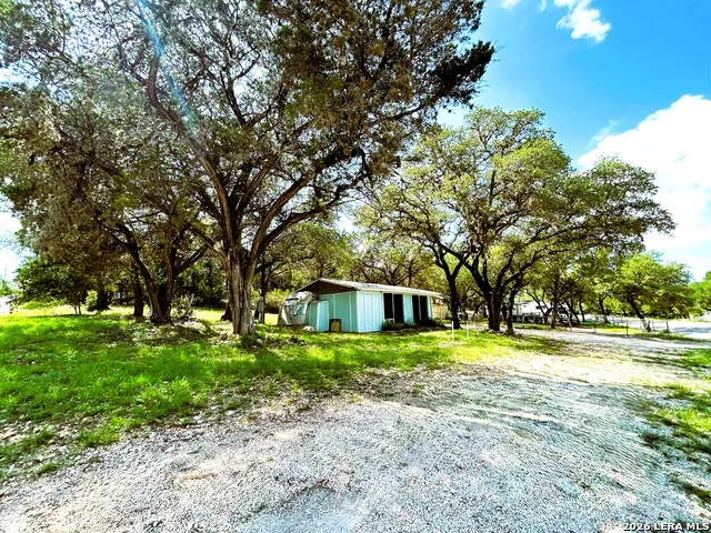 12064 Park Road 37 Lakehills, TX 78063