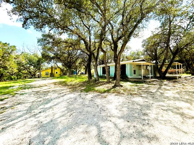 12064 Park Road 37 Lakehills, TX 78063