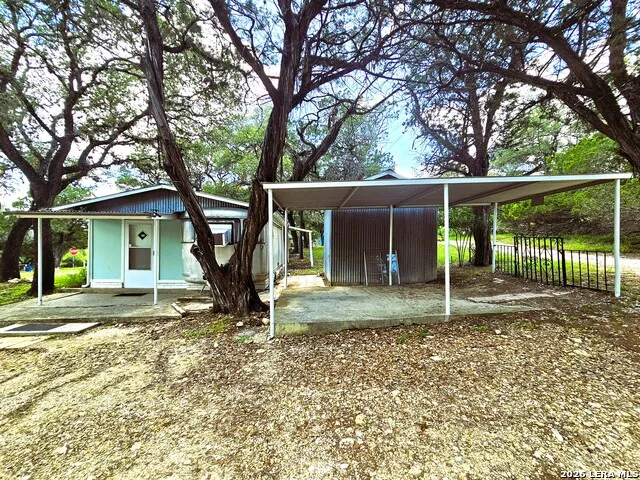 12064 Park Road 37 Lakehills, TX 78063