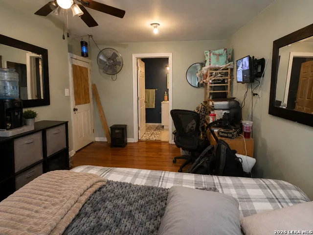 725 32ND ST E Lakehills, TX 78063