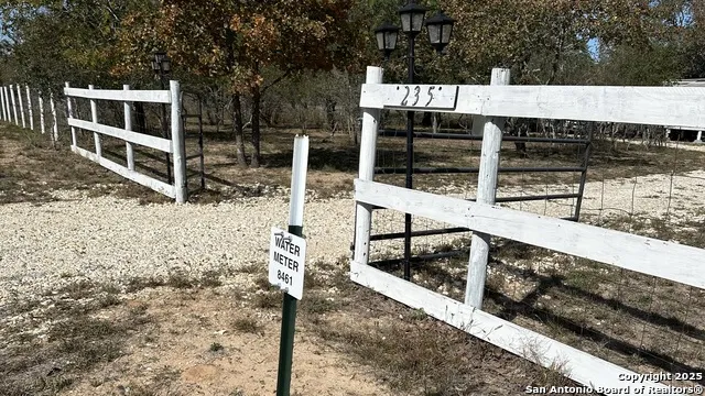235 E King Phillips Poteet, TX 78065