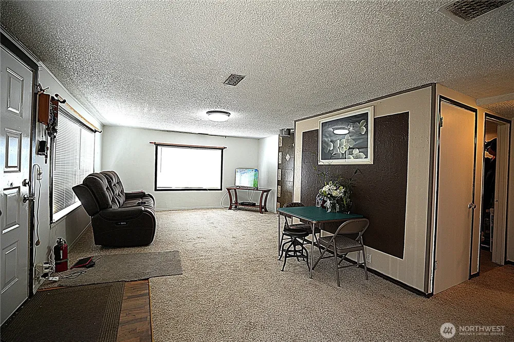 10433 1st Avenue SW Burien, WA 98146