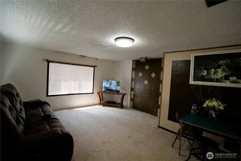 10433 1st Avenue SW Burien, WA 98146