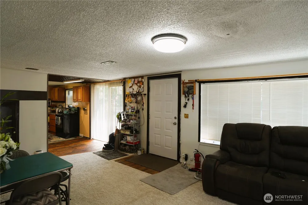 10433 1st Avenue SW Burien, WA 98146