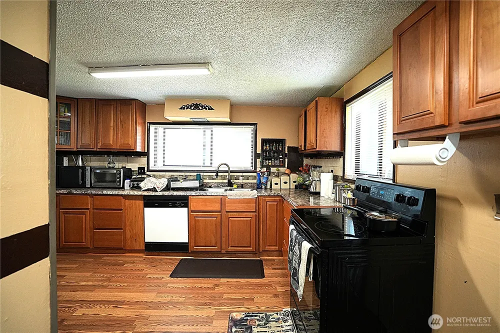 10433 1st Avenue SW Burien, WA 98146