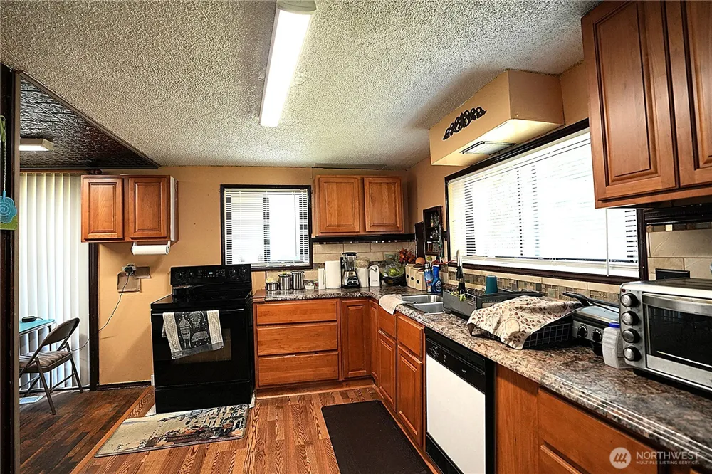 10433 1st Avenue SW Burien, WA 98146