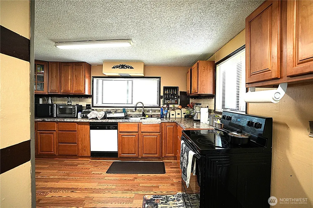10433 1st Avenue SW Burien, WA 98146
