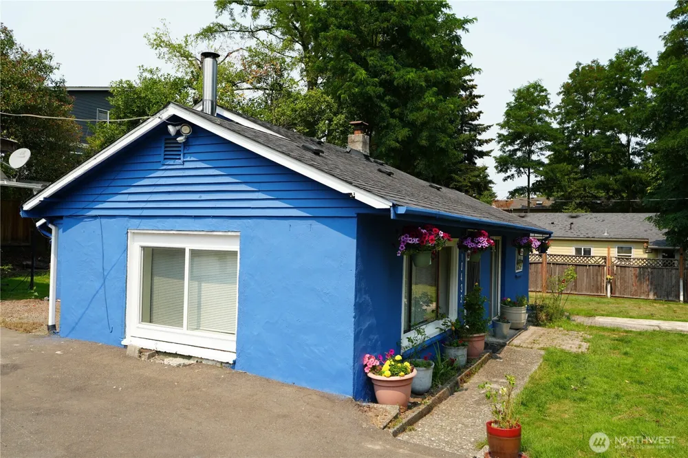 10433 1st Avenue SW Burien, WA 98146