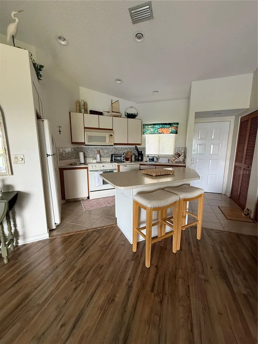 5435 CASABLANCA CIRCLE #M22 Sebring, FL 33870