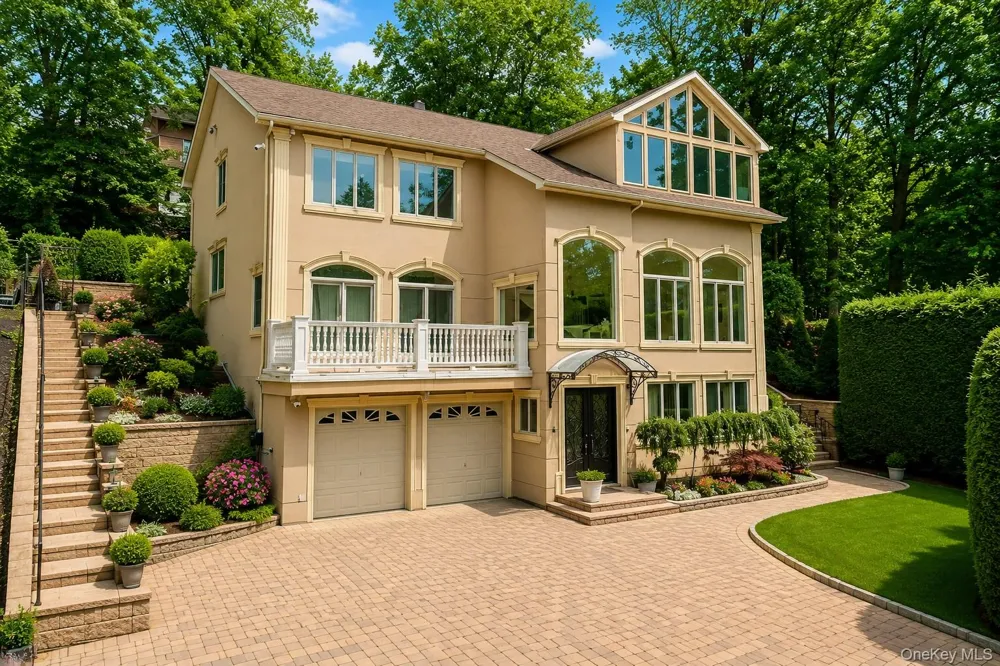 16 Diana Trail Staten Island, NY 10304