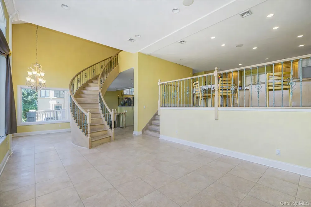 16 Diana Trail Staten Island, NY 10304
