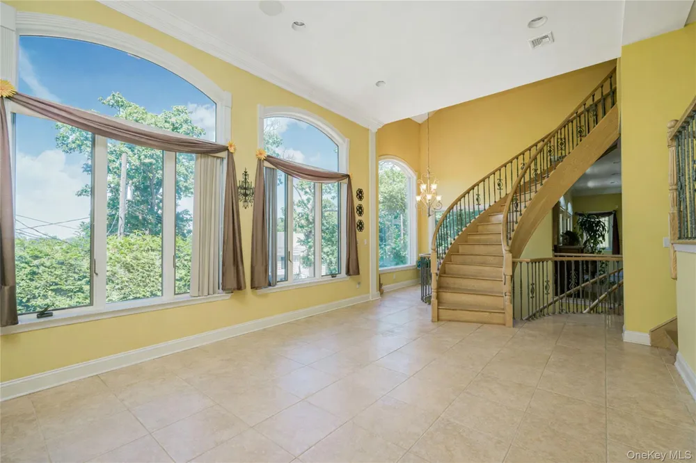 16 Diana Trail Staten Island, NY 10304