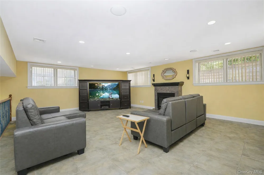 16 Diana Trail Staten Island, NY 10304