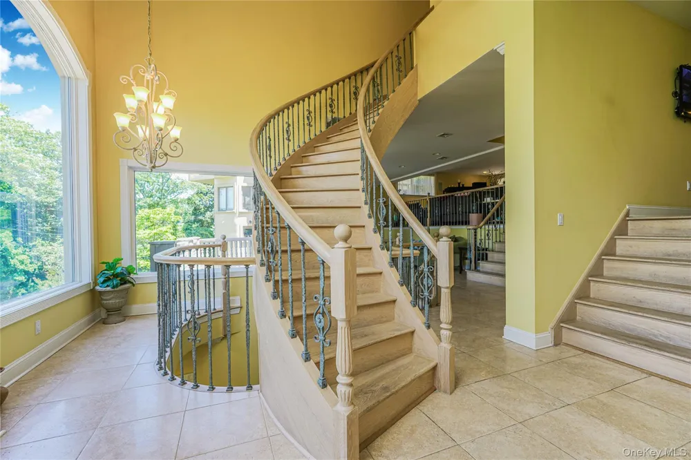 16 Diana Trail Staten Island, NY 10304