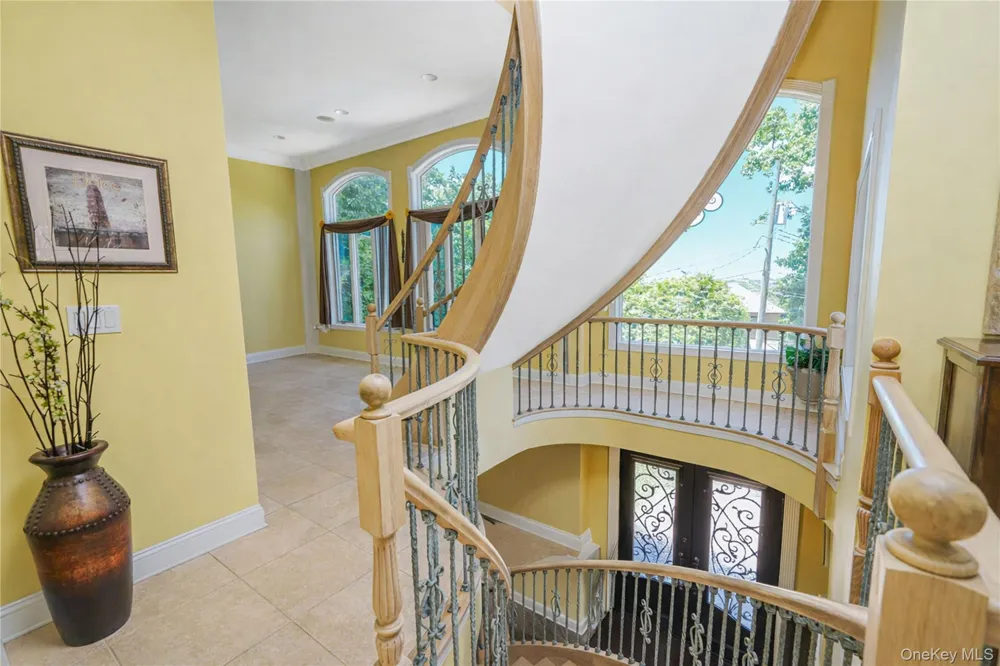 16 Diana Trail Staten Island, NY 10304