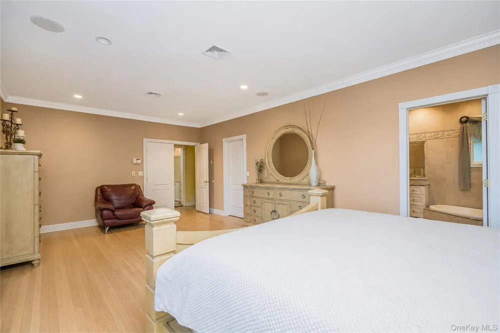 16 Diana Trail Staten Island, NY 10304