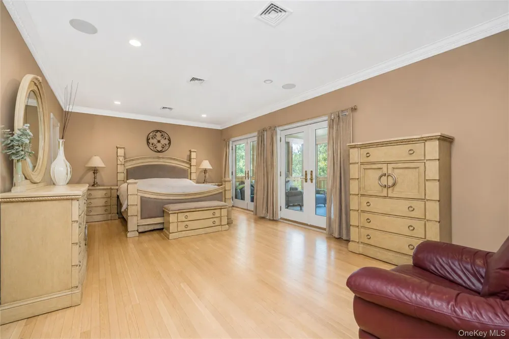16 Diana Trail Staten Island, NY 10304